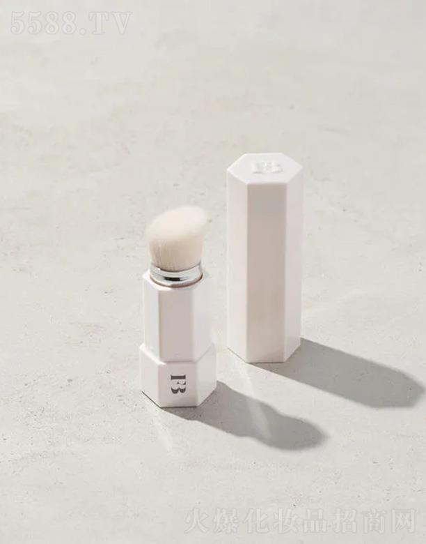 ·����܎��ˮ���yƷ(�Ϻ�)���޹�˾��Fenty Beauty��������a�yˢ130 �Ԏ����Եı�yʽ�۷�ˢ