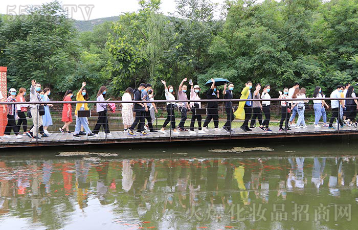 火爆狼群,千錘百煉!年輕沒(méi)有失敗,只有亮出風(fēng)采! 火爆狼群,千錘百煉!年輕沒(méi)有失敗,只有亮出風(fēng)采!