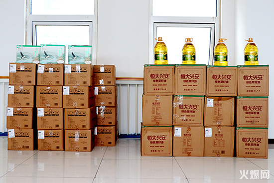 中秋國(guó)慶喜相連,暖心福利慶團(tuán)圓——火爆網(wǎng)為員工發(fā)放雙節(jié)福利! 中秋國(guó)慶喜相連,暖心福利慶團(tuán)圓——火爆網(wǎng)為員工發(fā)放雙節(jié)福利!