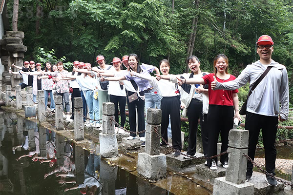 一家人,一條心,一個(gè)方向,一起前進(jìn)! 一家人,一條心,一個(gè)方向,一起前進(jìn)!